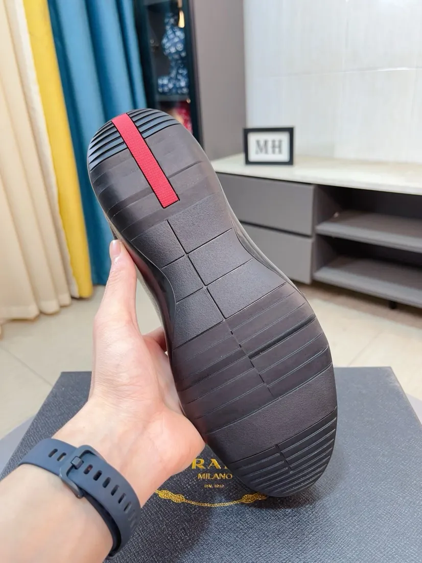 Men's shoes 💰560🌹🌹 High-quality new men's shoes 💰prada (Prada) counters are on the market at the same time. The new men's shoes and 😘fabrics are selected from imported mesh and glue-spraying technology. Imported cowhide lining. 👍🏿High-end☄️Open-molded non-slip rubber outsole, exquisite lines, simple and elegant, comfortable and high-end for leisure travel. Code number: 38 to 44
